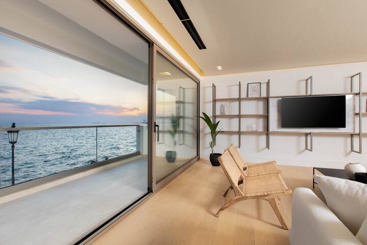 F & B Collection – Luxury Seafront 2 Bedroom Flat gallery image 3