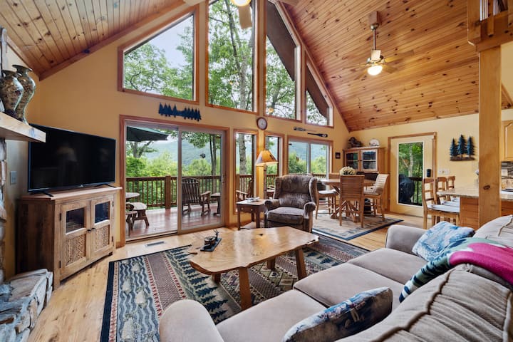 Ძირითად დონეზე არის ყველაფერი, რაც დაგჭირდებათ. Ზედა დონეზე არის სხვა საძინებელი და აბაზანა-ტუალეტი.