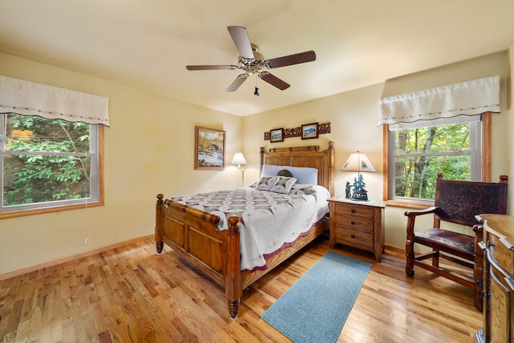 Queen ‑ ის მთავარი დონის საძინებელი ფართოა კარადითა და კომოდით, რომელიც იდეალურია გრძელი ვადით სტუმრობისთვის.  