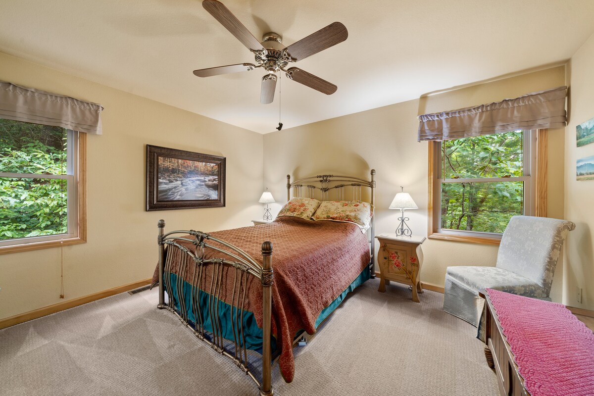 Spavaća soba s bračnim krevetom na gornjem katu iste je veličine kao i spavaća soba s bračnim krevetom na glavnoj razini. 