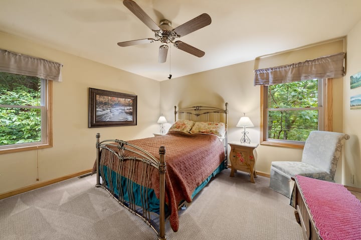 Ზედა დონის დედოფლის საძინებელი ისეთივე ზომისაა, როგორიც მთავარი დონის დედოფლის საძინებელი. 