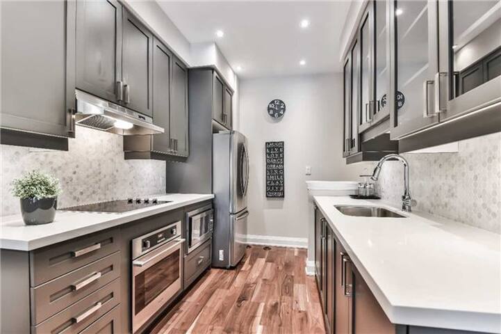 Executive Townhouse 3Br+3Ba in Lawrence Park gallery image 4