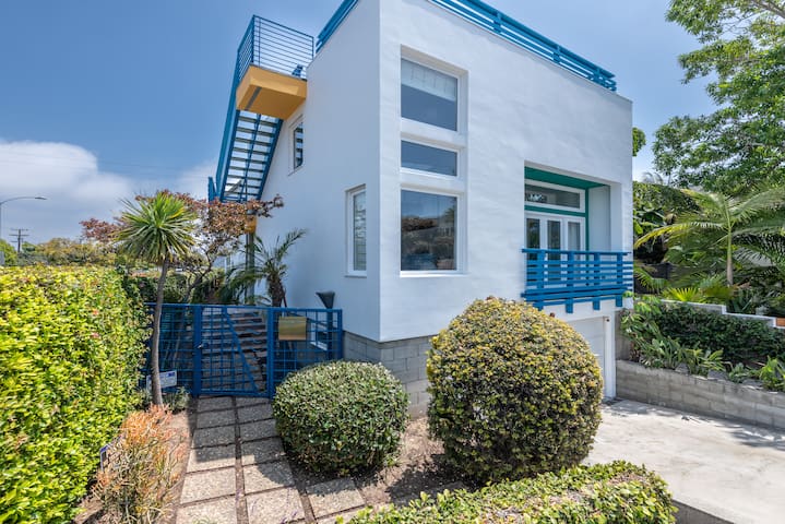 1 min to Sand & Sea – Santa Monica Dream Home