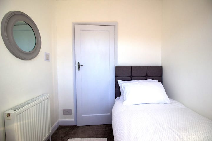 Útulná spálňa s pohodlnou samostatnou posteľou, ideálna pre hostí, ktorí cestujú sami, alebo pre deti.
