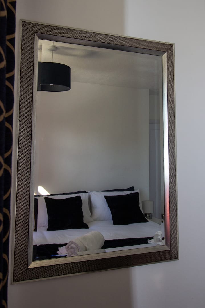 Priestranná spálňa s plyšovou manželskou posteľou veľkosti King ponúka pokojný a relaxačný spánok.
