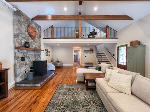 Fowler Farmhouse | Walk Downtown | Beach | Hot tub