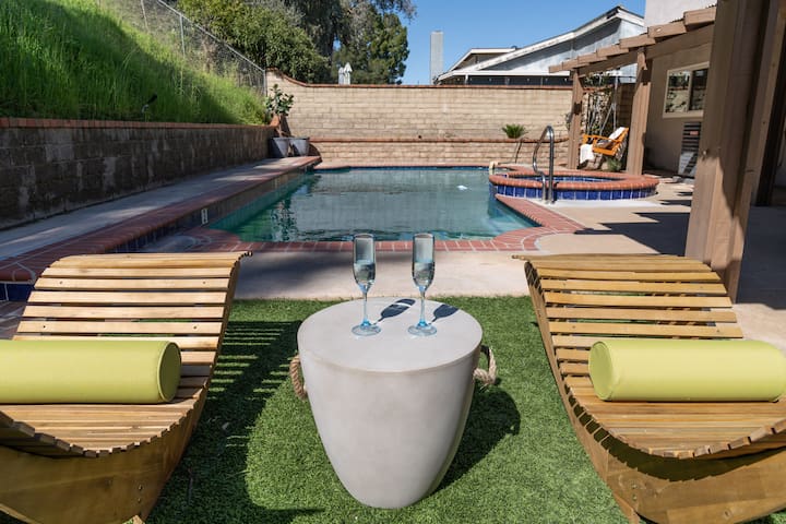 Santa Clarita Villa with Pool + Outdoor Dining