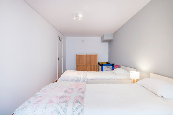 Podrum Spavaća soba s krevetima za jednu osobu koji se mogu pretvoriti u dva (bez klima-uređaja)