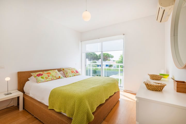 Spavaća soba s bračnim krevetom, privatna kupaonica s kadom i klima-uređajem.