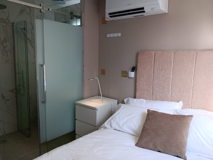 Room 11 - Third Floor Back - The Strand - London