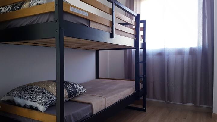 חדר עם מיטות קומותיים