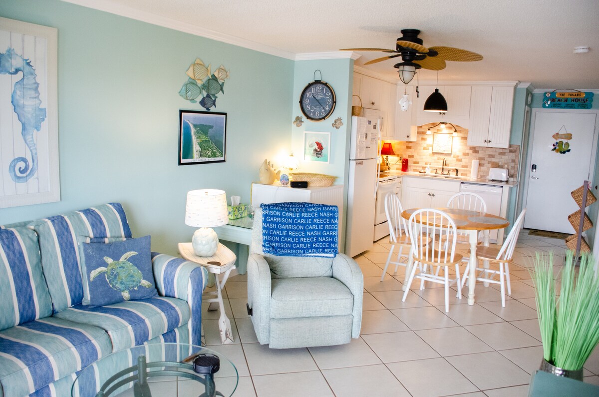 Comfortabele woonkamer met slaapbank en ligstoel. Goed uitgeruste keuken. TV-bakken aanwezig. 