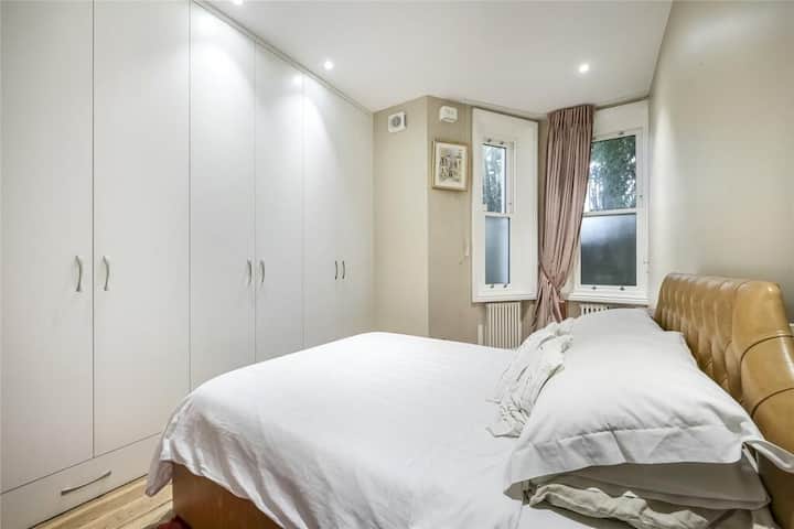 Dormitorio principal con una cama tamaño king, equipado con un colchón Tempur, baño en la suite y armarios suyo y suyo.
