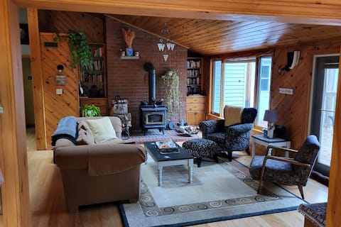 Successful Airbnb property: Waterfront Cottage with Hot Tub & Sauna in Dysart Et Al