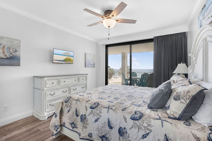 Master BR con cama tamaño king, acceso al balcón y baño privado.
