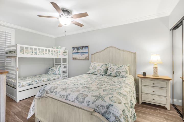 El tercer dormitorio tiene una cama tamaño queen y un conjunto de literas.
