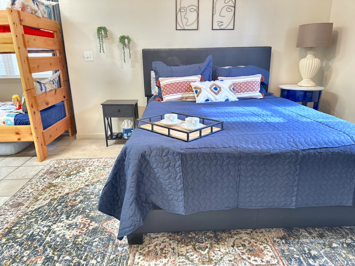 Skvelé spite v štýlovej druhej spálni s manželskou posteľou, kuchynským kútom, pripojenou kúpeľňou, poschodovou posteľou, detskými hračkami a stanom. Tento samostatný apartmán je ideálny, ak máte dve rodiny alebo potrebujete trochu súkromia. 