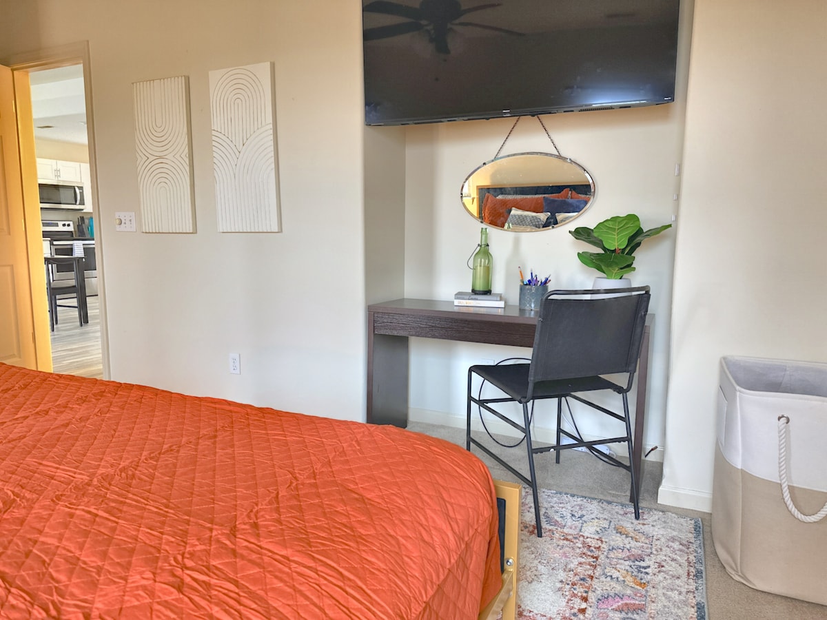 Hlavná spálňa má veľkú televíziu, písací stôl a pripojenú kúpeľňu. Všetky postele a posteľná bielizeň sú nové a pohodlné. 