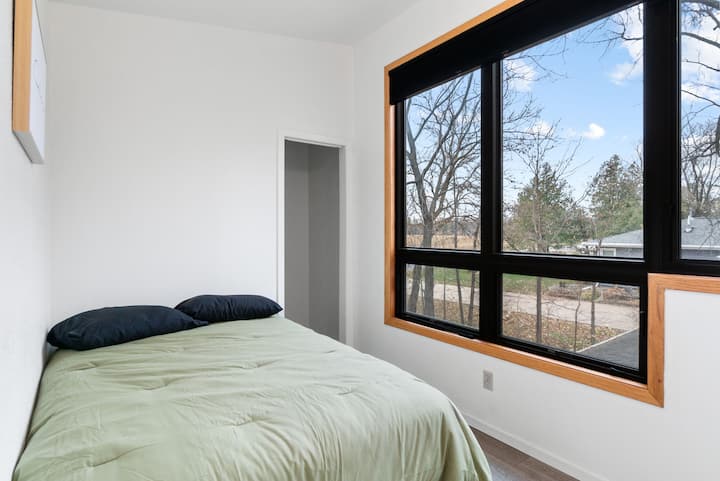 ห้องนอนชั้นบนมีเตียงเต็มรูปแบบหน้าต่างที่มีวิวแม่น้ำและม่านบังแสงและตู้เสื้อผ้าพร้อมไม้แขวนเสื้อและราวแขวนเสื้อผ้า นอกจากนี้ยังมีประตูในตู้เสื้อผ้าสำหรับวางกระเป๋าเดินทาง