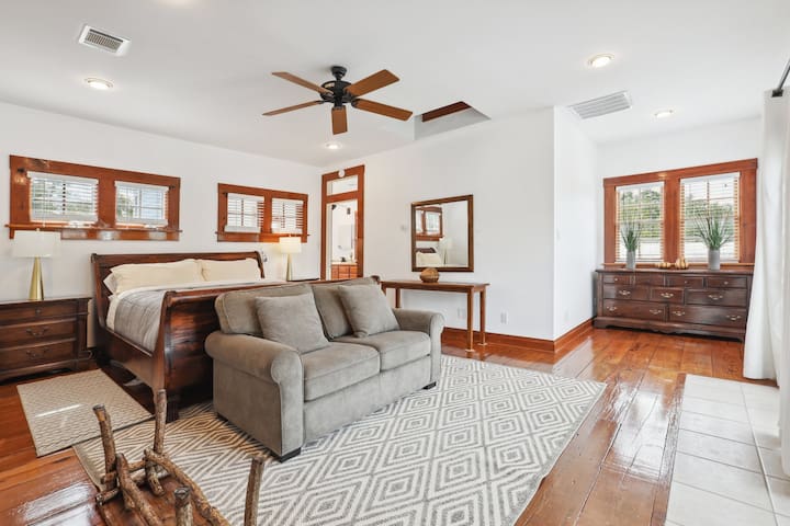 Historic Austin Luxury (brand new listing!) gallery image 5