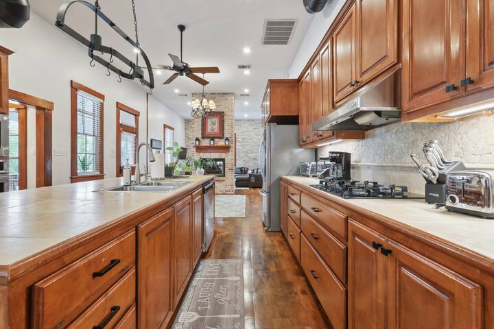 Historic Austin Luxury (brand new listing!) gallery image 2