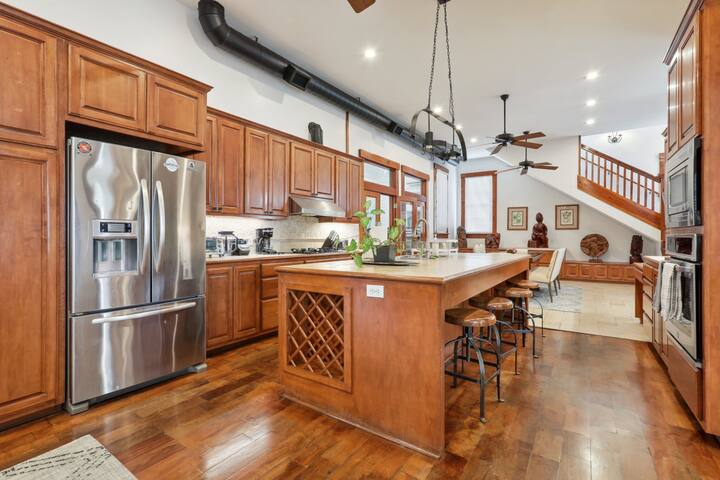 Historic Austin Luxury (brand new listing!) gallery image 3