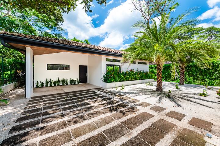 Tropical Contemporary Villa 4BR