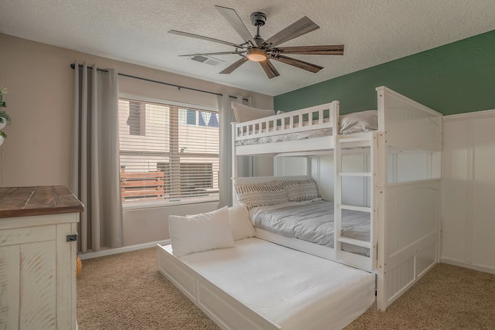 这是一个睡眠派对。 双上下铺床……还有合适的沙发。 