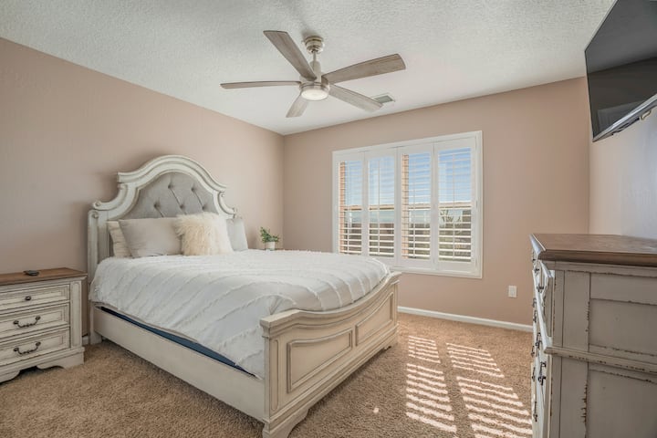 这间破旧时尚的卧室没有破旧。 遥控吊扇和电视。 