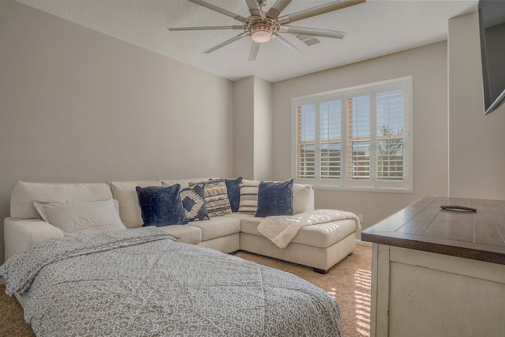 毛绒沙发可转换为沙发床。 