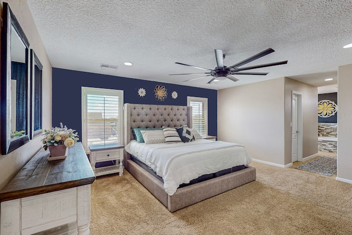 主卧配备加大双人床，适合皇室使用。 