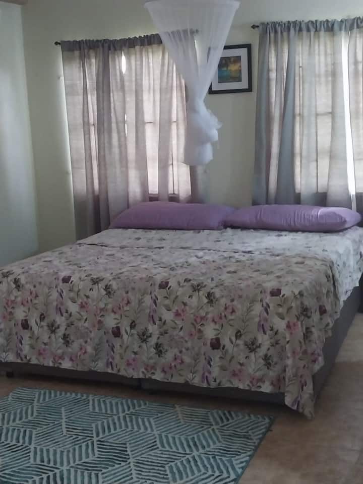 Kitanda cha ukubwa wa kifalme chenye master en-suite.. Mwonekano wa asubuhi.