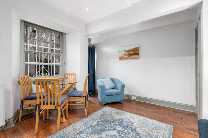 Charming 3-bedroom apartment with private garden gallery image 3