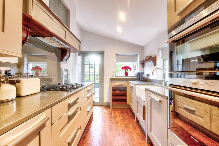 Charming 3-bedroom apartment with private garden gallery image 5