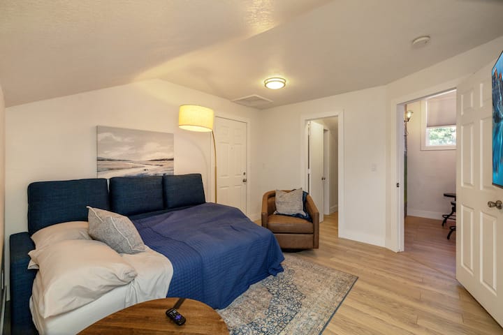 издърпайте дивана, показан тук 
много удобно издърпване!!! с матрак, одеяла и възглавници. 