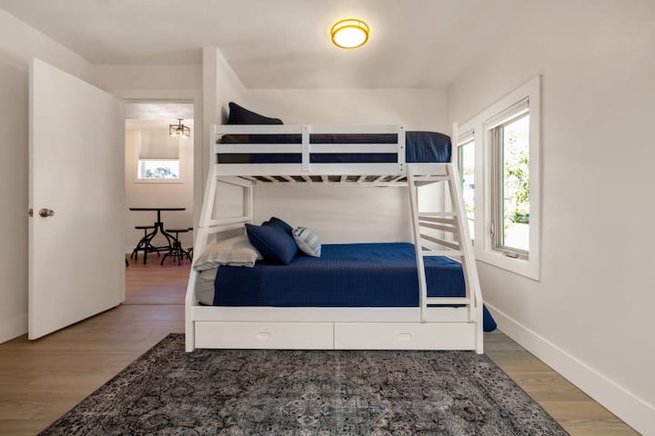 двуетажна стая на горния етаж в пълен размер в долната част
матрак от мемори пяна в горната част 
 и на двете. Извадете чекмеджетата на дъното на леглото за съхранение. 