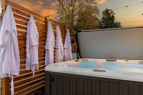 Heartland BNB~Hot Tub~Sauna~fire table~2 kings