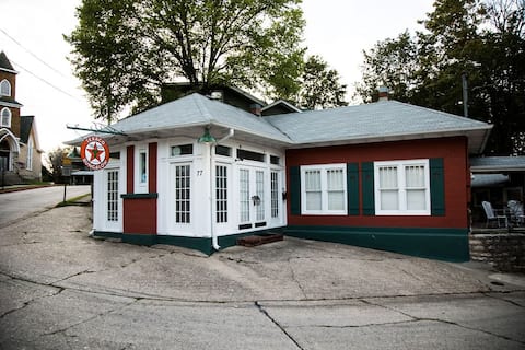 Top performing Airbnb: Texaco Bungalow: Historic Loop, Walk Downtown! in Eureka Springs