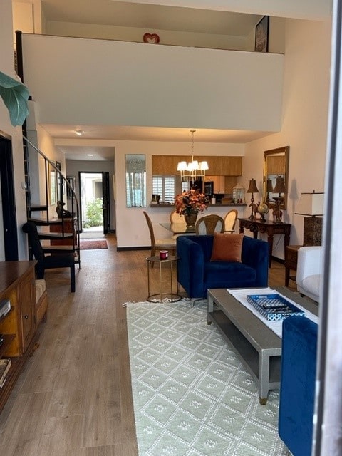 Bonita sala de estar abierta en la cocina. Pisos de madera dura completamente nuevos. Muebles y TELEVISORES