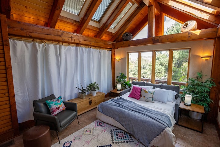 Las cortinas opacas en las ventanas orientadas al oeste se pueden cerrar por la tarde para mantener la habitación fresca o por la noche para mayor privacidad.