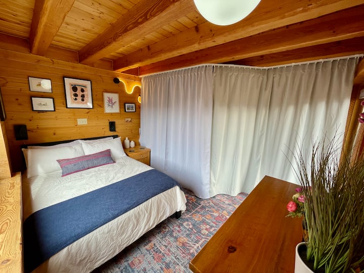 Dormitorio 1, cortina completa y entrada privada desde la puerta exterior de la terraza.