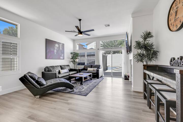 Ace of Stays – with Pool, Sleeps 8 gallery image 3