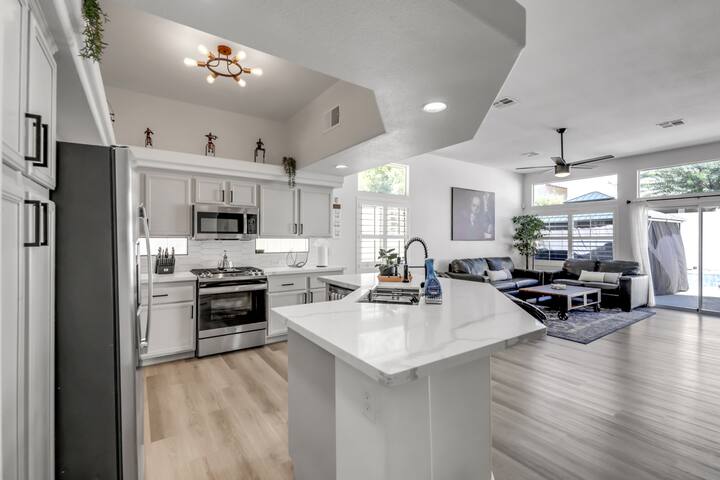 Ace of Stays – with Pool, Sleeps 8 gallery image 4