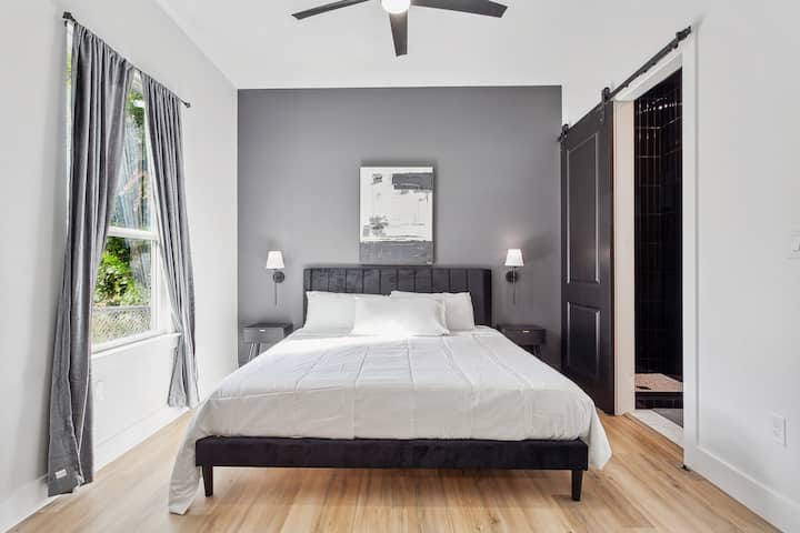 Dormitorio principal con cama tamaño king