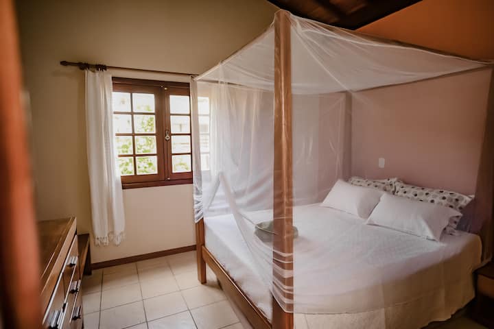 Les suites disposent de meubles pour ranger les vêtements et les articles pour les voyageurs. Les lits ont une moustiquaire pour éviter le désagrément des insectes. Ils disposent aussi de la climatisation.