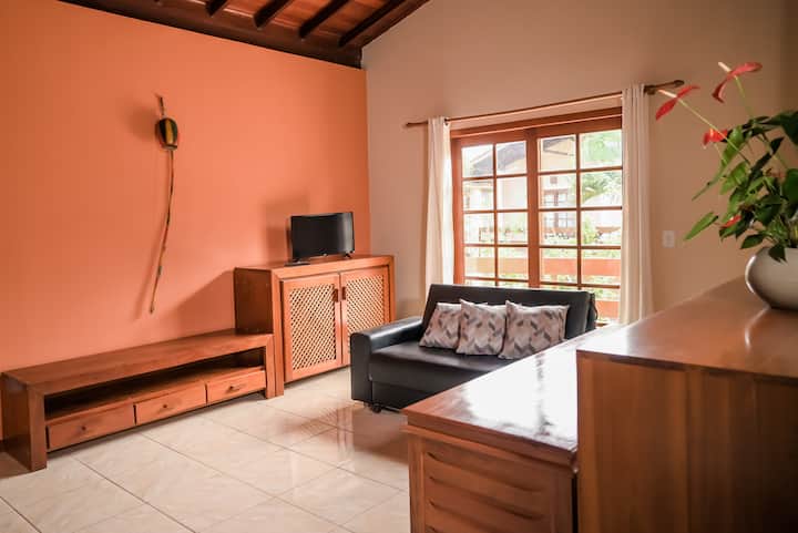 Le salon dispose d'un canapé et d'une télévision à écran plat.