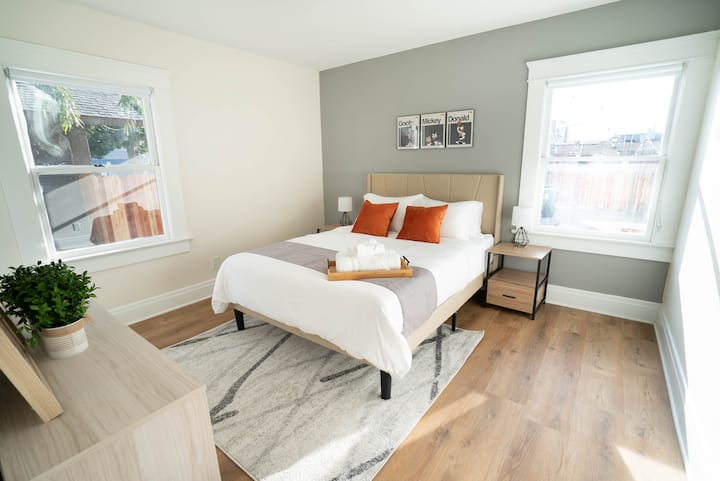 Dhoma gjumi projektuesi me shtroja me cilësi të lartë për të siguruar një qëndrim të rehatshëm dhe relaksues