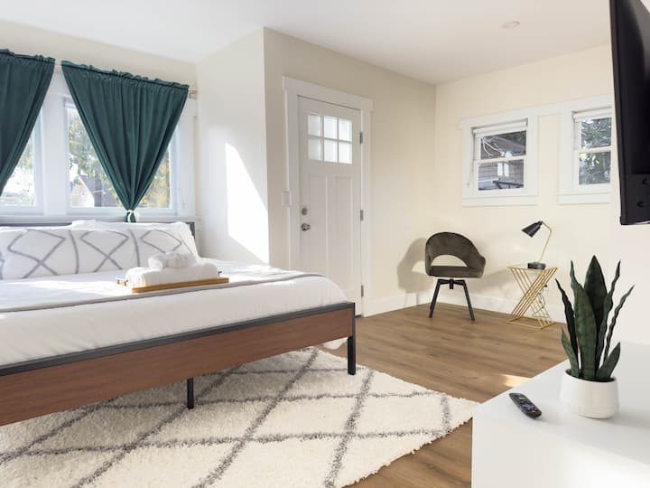 Dhomë gjumi master me një krevat King me madhësi të plotë me çarçafë të cilësisë së hotelit me pesë yje për rehati shtesë. Përfshin gjithashtu një televizor INTELIGJENT 43IN 4k në këtë dhomë të bollshme.