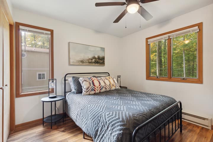 Second floor queen size bedroom