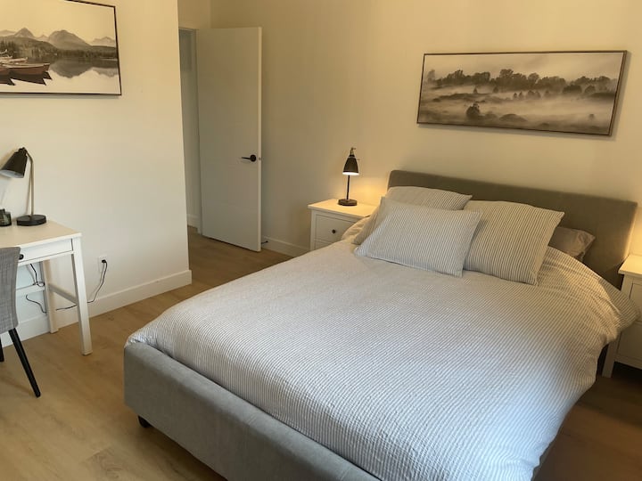 Kitanda cha malkia katika chumba cha kulala, chenye sehemu ya ofisi 